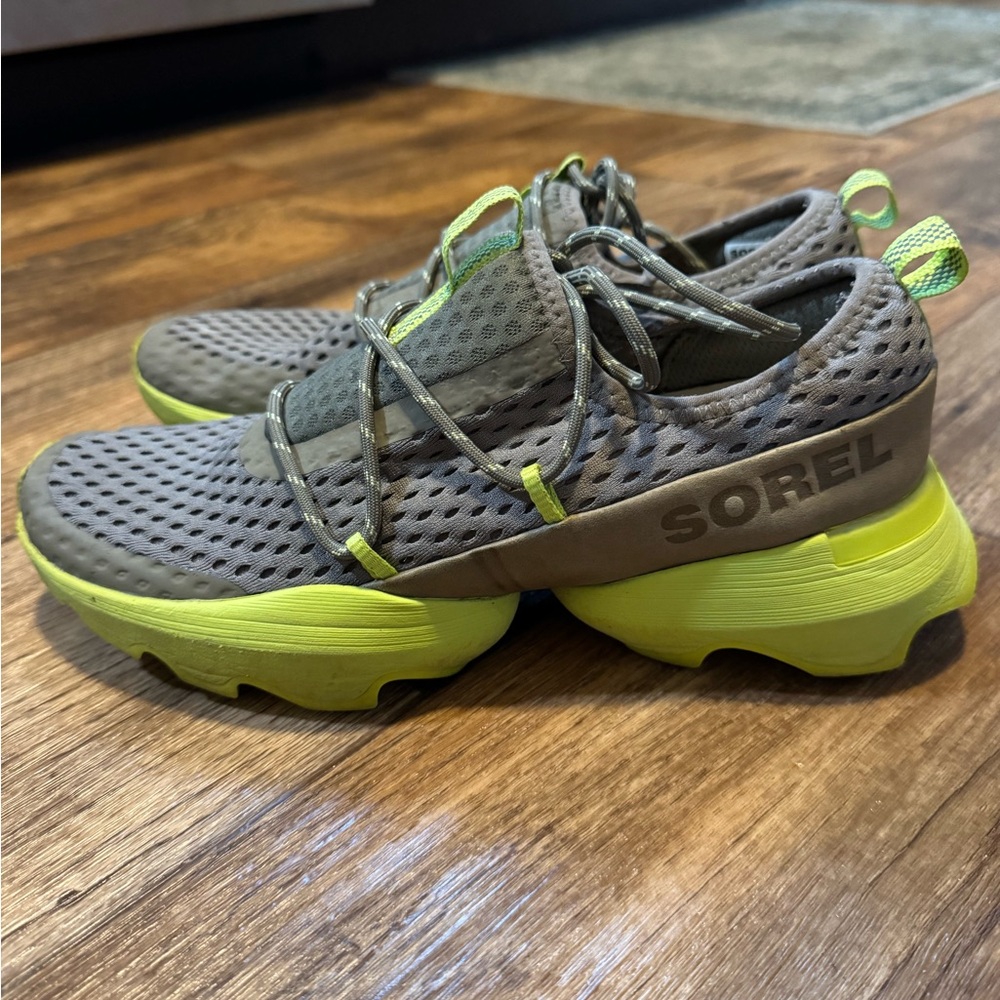 Sorel women’s size 7.5 sneakers tennis shoes